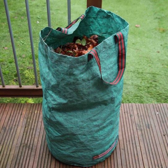 plastic tuinafvalzak gevuld