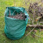 plastic tuinafvalzak in tuin