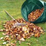 plastic tuinafvalzak aan het vullen